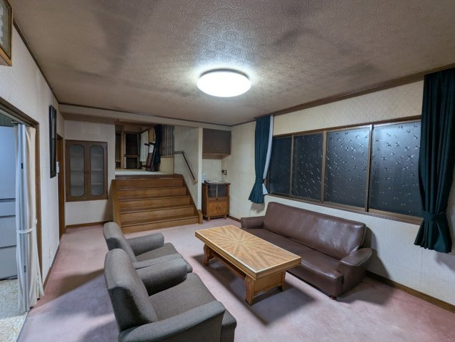 新富士4丁目　作業場付中古住宅の居間・リビング