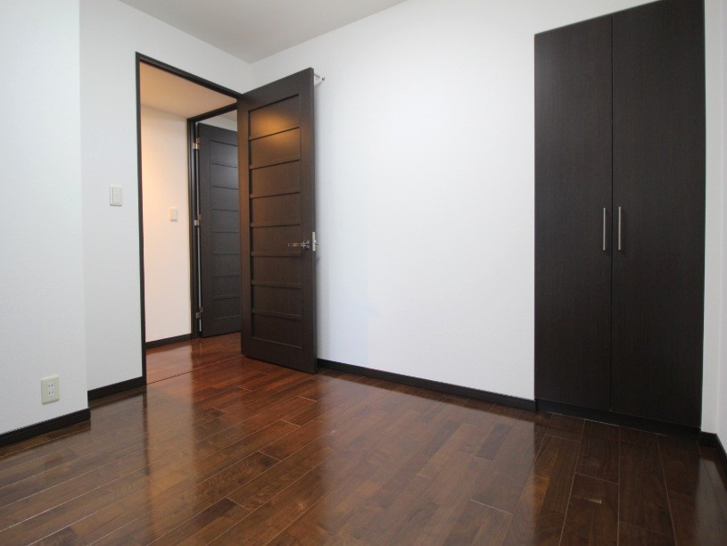 地下鉄東西線「京都市役所前」駅徒歩１０分◆田の字エリア◆改装済２ＬＤＫ◆イーグルコート京都六角雅心庵の収納|クローゼット（洋室５.０帖）