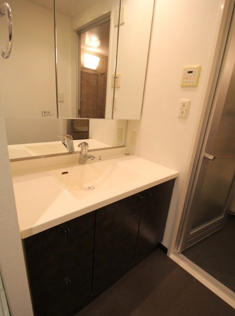 地下鉄東西線「京都市役所前」駅徒歩１０分◆田の字エリア◆改装済２ＬＤＫ◆イーグルコート京都六角雅心庵の洗面所|洗面