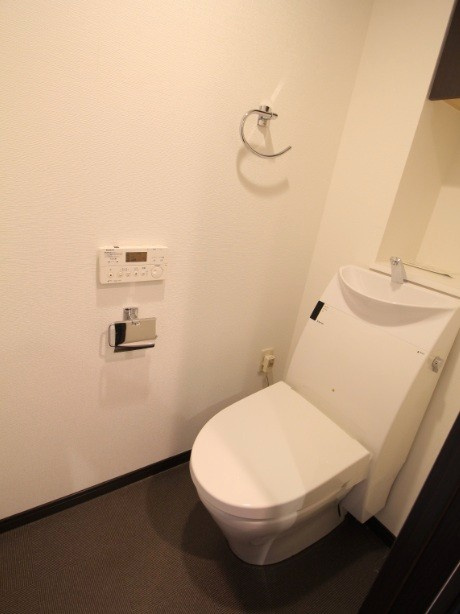 地下鉄東西線「京都市役所前」駅徒歩１０分◆田の字エリア◆改装済２ＬＤＫ◆イーグルコート京都六角雅心庵のトイレ|トイレ