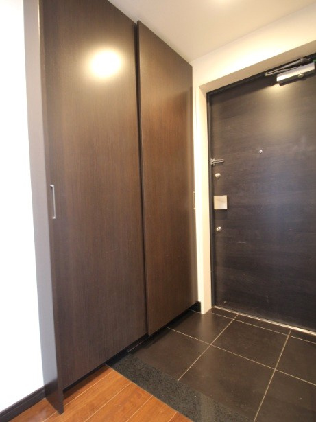 地下鉄東西線「京都市役所前」駅徒歩１０分◆田の字エリア◆改装済２ＬＤＫ◆イーグルコート京都六角雅心庵の玄関|シューズボックス