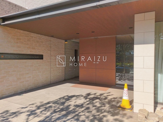 【ロビー】 | 暮らしやすさを考えたプランで快適な現地ロケーションを実現。安らぎに満たされる