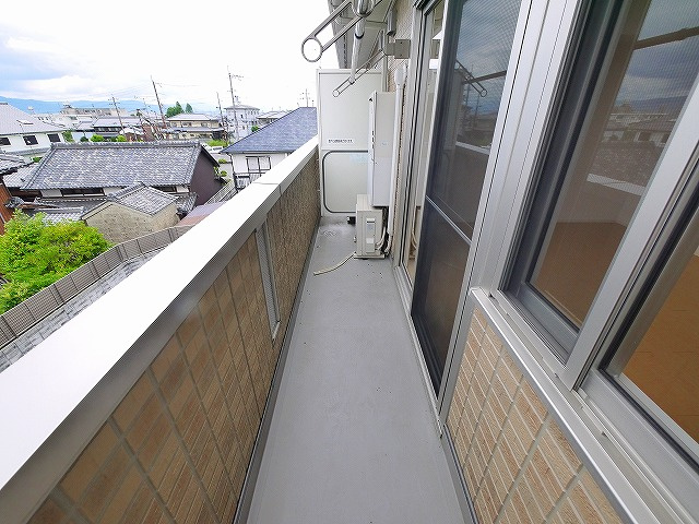 アンソレイユのバルコニー|外からの目が気にならないバルコニーで洗濯物が干せます