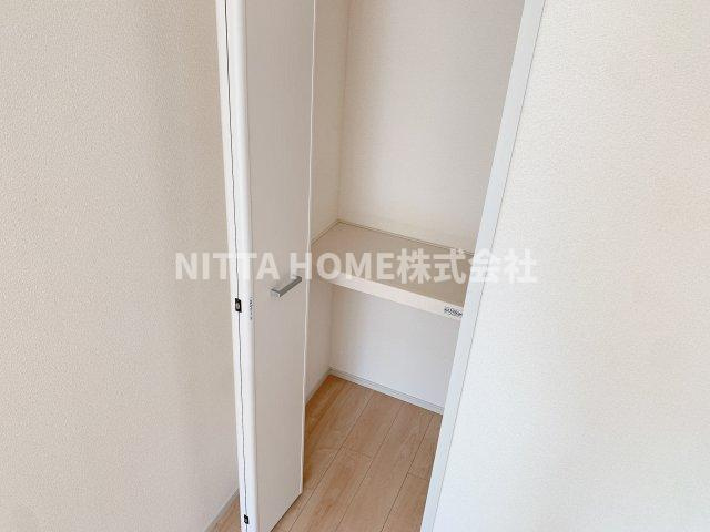 ボヌール・メゾン　篠山の収納|リビングやホールにも収納が付いています◇