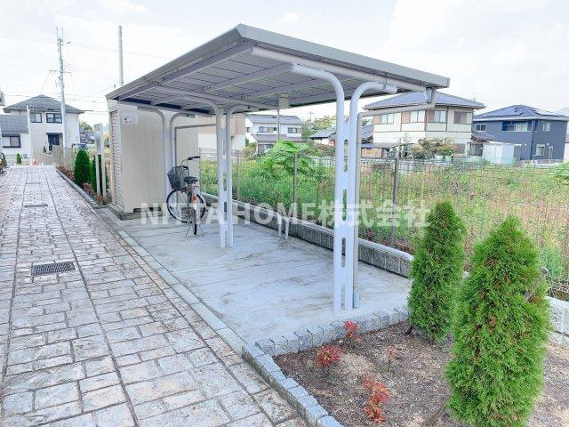 ボヌール・メゾン　篠山のエントランス|駐輪場も敷地内にあります＊