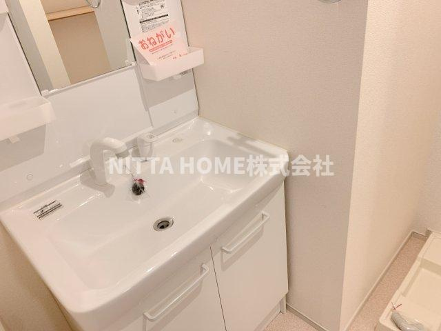 ボヌール・メゾン　篠山の洗面所|シャワー付き洗面台毎朝の身支度も楽々♪