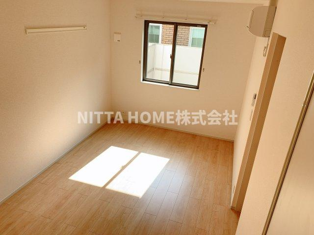 ボヌール・メゾン　篠山の洋室|リビング横の洋室６．６帖です＊