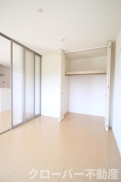 メゾン・リシェス B棟の内装|南側洋室（クローゼット）