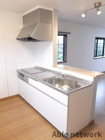 神栖市深芝南３丁目のアパートのキッチン|ＩＨ３口タイプ（システムキッチン）