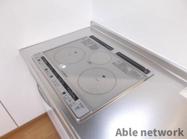 神栖市深芝南３丁目のアパートのキッチン|ＩＨ３口タイプ（システムキッチン）