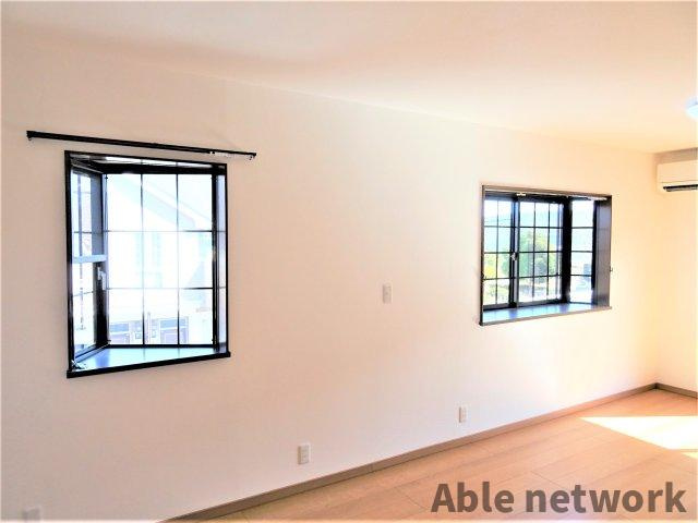 神栖市深芝南３丁目のアパートの居間・リビング|出窓有