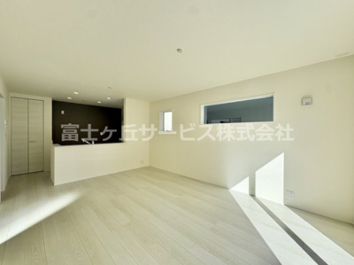 【居間・リビング】 | 豊橋市高師町 59期 新築一戸建て 1号棟 | こちらのリビングで趣味の時間をお楽しみください
