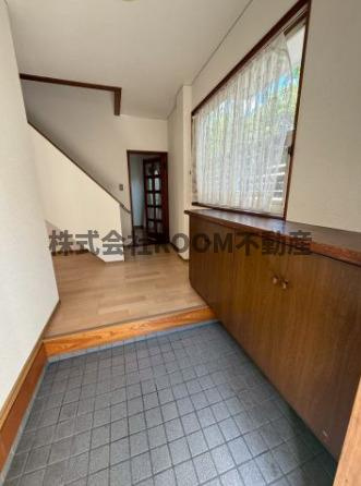 三股樺山貸家のエントランス|落ち着いたエントランスです