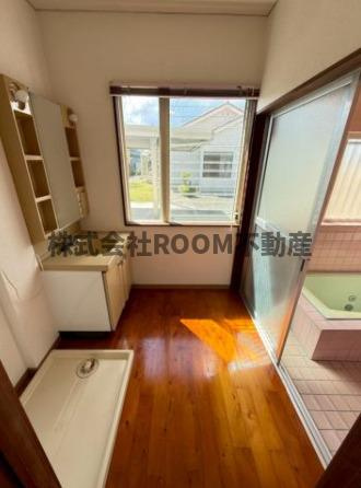 三股樺山貸家の洗面所|スペースが確保できる洗面所です