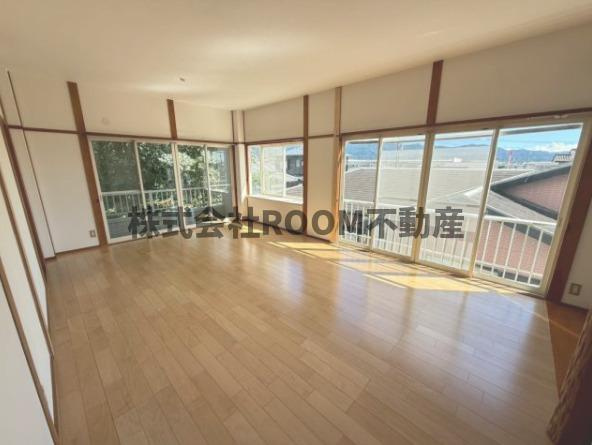 三股樺山貸家の内装|明るい室内です