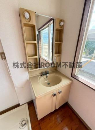 三股樺山貸家の独立洗面台|朝の身支度には欠かせない独立洗面化粧台