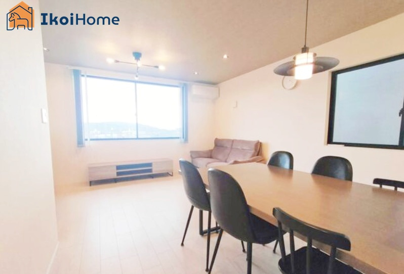 明石市東人丸町　中古戸建の居間・リビング|●年中無休：当日予約可●LDKには三面床暖房搭載！陽当たり・眺望良好です！広々約22帖ございます！