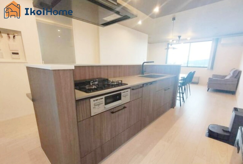 明石市東人丸町　中古戸建のキッチン|●年中無休：当日予約可●両サイドから行き来が可能なアイランドキッチン♪一体型のダイニングテーブル♪