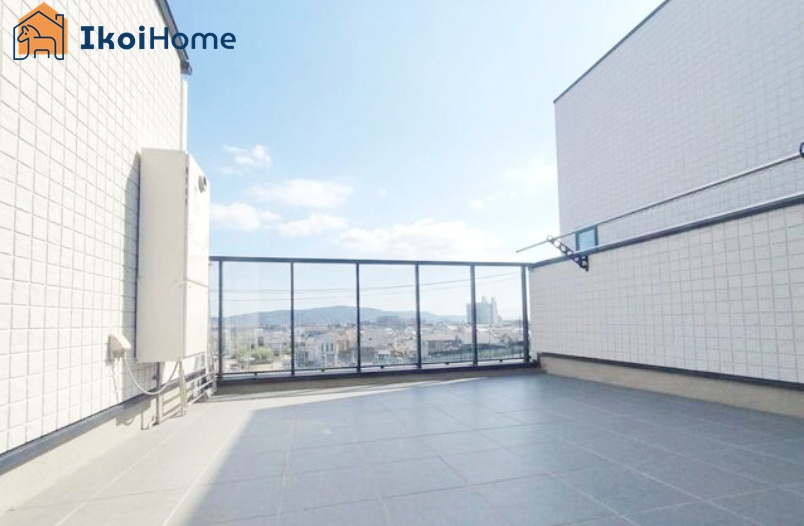 明石市東人丸町　中古戸建のバルコニー|●年中無休：当日予約可●広々バルコニーからの眺望も良好です！明石海峡大橋や淡路島が望めます！