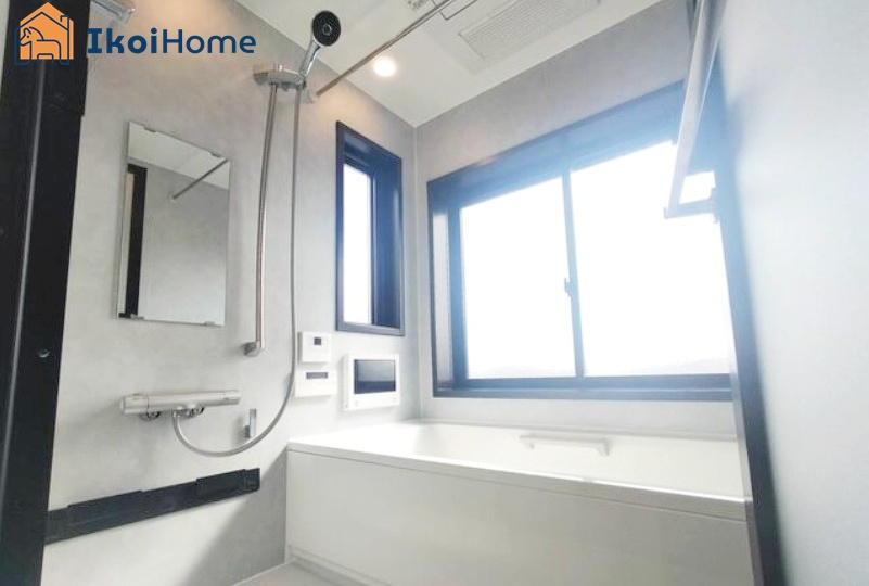 明石市東人丸町　中古戸建の浴室|●年中無休：当日予約可●浴室テレビ付きでお風呂時間も快適です！大きな窓もあり換気も良好です♪