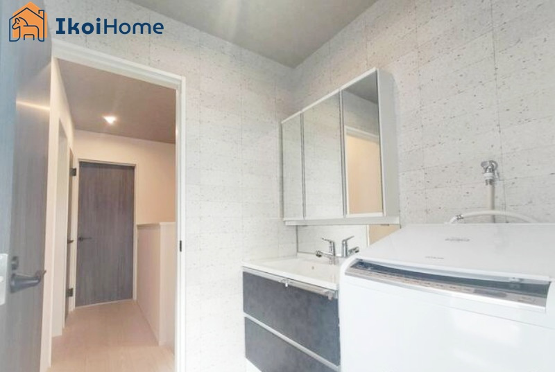 明石市東人丸町　中古戸建の洗面所|●年中無休：当日予約可●洗面台はお化粧をする時に便利な３面鏡。ワイドシンクでゆったり作られています。