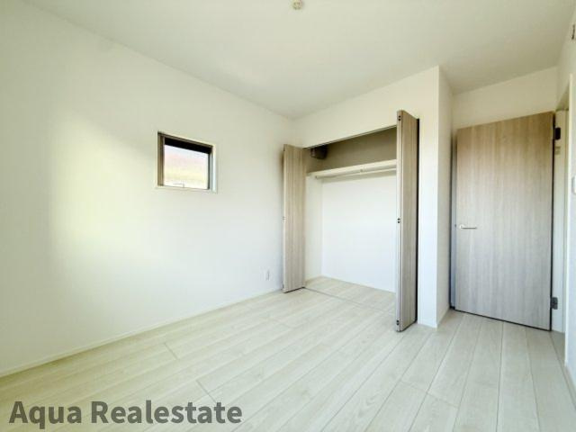 オール電化デザイナーズハウス高松市上之町建売④の子供部屋|使い勝手のいい寝室です