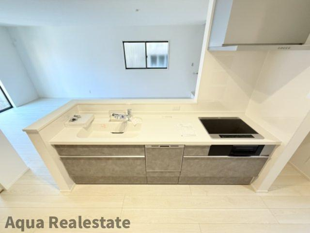 オール電化デザイナーズハウス高松市上之町建売④のキッチン|作業スペースが広く家事動線をゆったりと確保できるキッチンです。