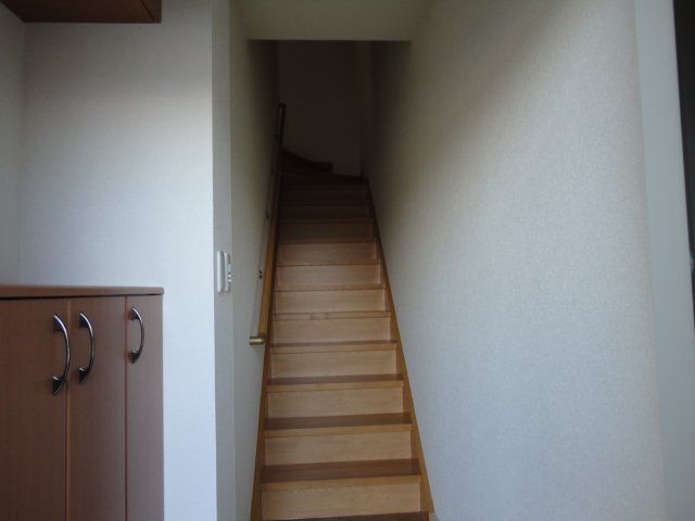 シャインビュー　　刈谷市近郊の賃貸はクラスホーム刈谷店の玄関|室内階段