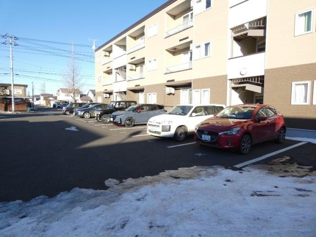 トレイブルック西館の駐車場