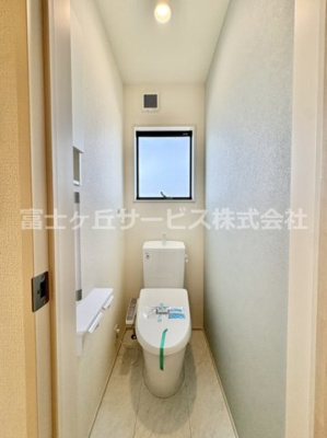 【トイレ】 | 浜松市中央区篠原町 新築一戸建て | 落ち着いた色調のトイレです