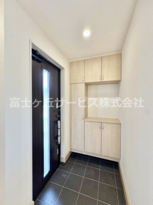 【玄関】 | 浜松市中央区篠原町 新築一戸建て | 収納もある玄関です