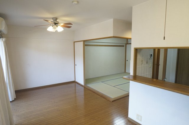 カネボウ東生駒グリーンマンションの居間・リビング