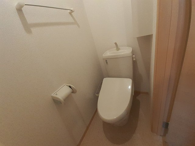 エンプレイスのトイレ|落ち着いた色調のトイレです