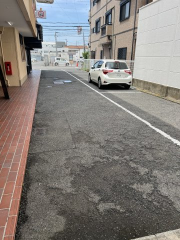 幸栄ビルの駐車場