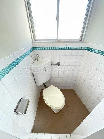 向川原土井マンションのトイレ|ゆったりとした空間のトイレです