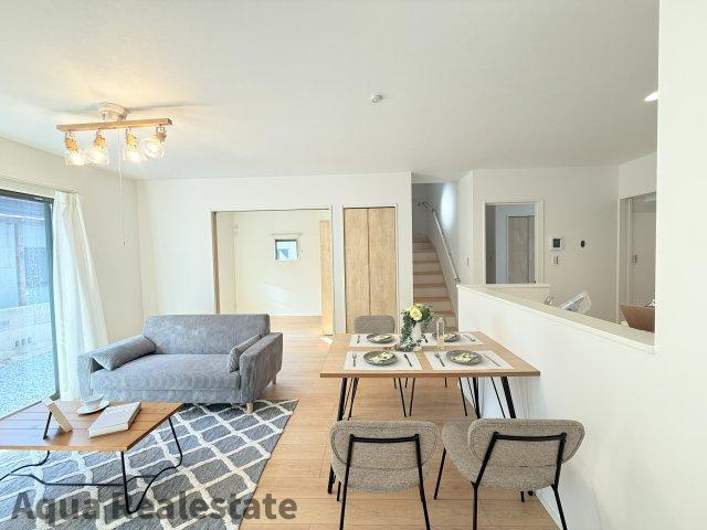 オール電化デザイナーズハウス高松市香西南町建売⑦の居間・リビング|お食事中もキッチンの奥様との会話が楽しめるダイニングキッチンスペース。