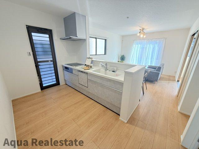 オール電化デザイナーズハウス高松市香西南町建売⑦のキッチン|作業スペースが広く家事動線をゆったりと確保できるキッチンです。