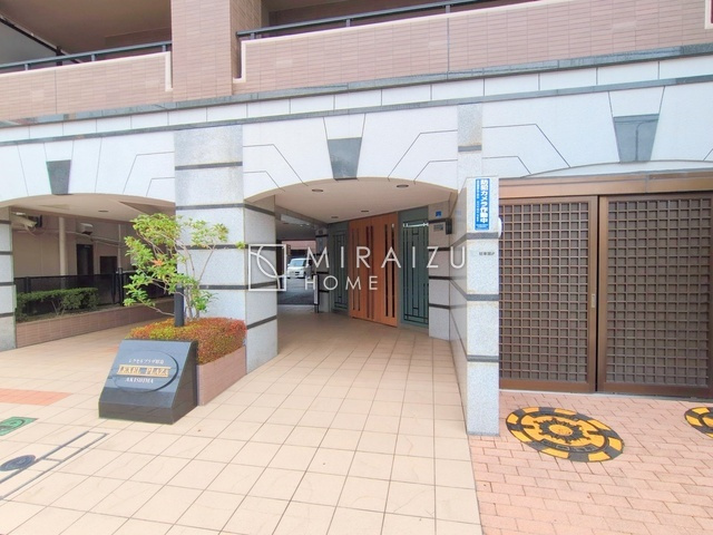 【ロビー】 | 暮らしやすさを考えたプランで快適な現地ロケーションを実現。安らぎに満たされる