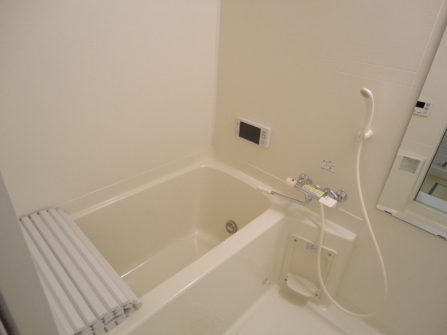 Ａｒｔ　Ｑｕｅｅｎの浴室|鏡付きバス