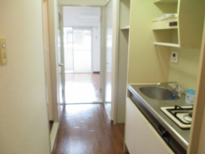 【居間・リビング】 | グランベイ豊新 | キッチン前のスペースです