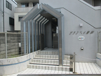 【エントランス】 | グランベイ豊新 | 落ちついた外観にマッチしたエントランスです