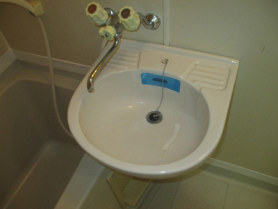 【洗面所】 | グランベイ豊新 | 浴室内の洗面台です