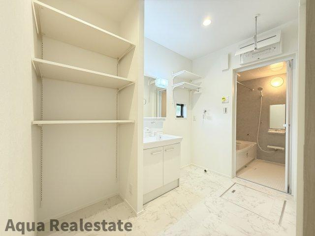 オール電化デザイナーズハウス高松市香西南町建売⑧の独立洗面台|独立洗面台で身支度をすべて済ませてしまいましょう