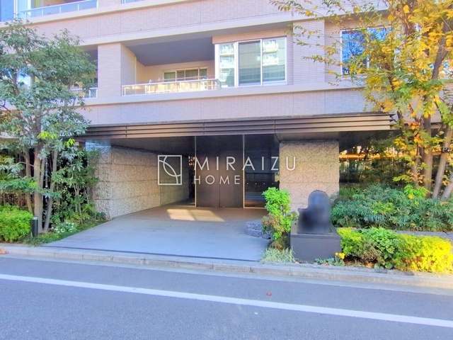 【ロビー】 | 暮らしやすさを考えたプランで快適な現地ロケーションを実現。安らぎに満たされる