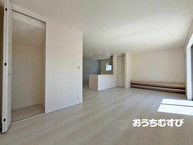 春日井市デザイナーズKuRuRi高森台（全2棟）の居間・リビング