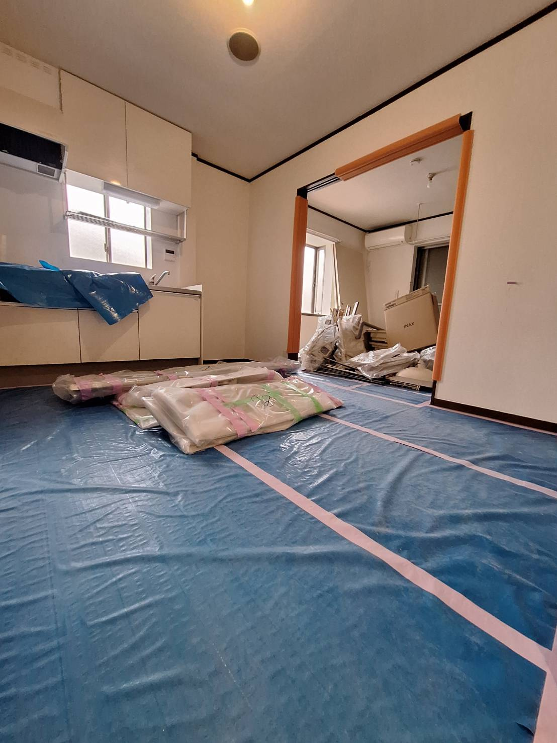 パラミノス・ビラの居間・リビング|★リノベーション中　明るいフローリング調の角部屋です★