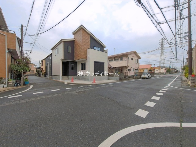 越谷市宮本町17期　新築一戸建ての前面道路含む現地写真