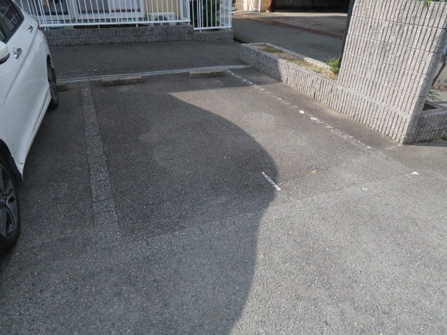 ハイツミラクルの駐車場
