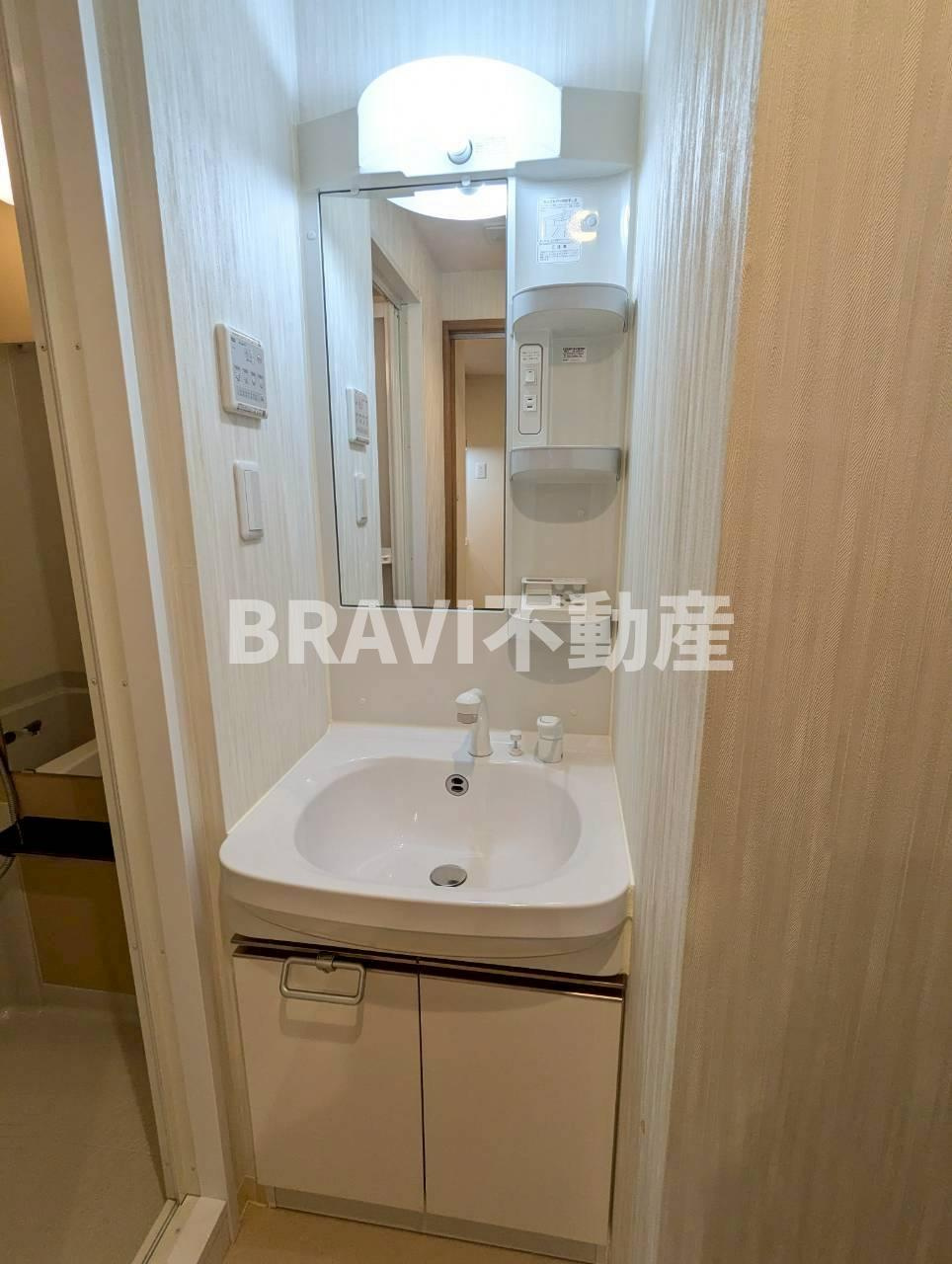 JPレジデンス大阪城東Ⅲ　BRAVI不動産の独立洗面台|【JPレジデンス大阪城東３】使いやすい洗面所です