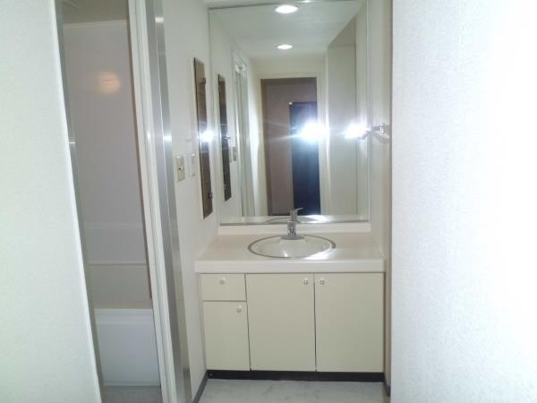 高輪パーク・ホームズの洗面所|ゆったりとスペースのある洗面所